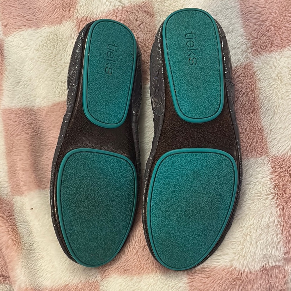 TIEKS, croco patent leather Gray Textured Flats size 11 - Picture 4 of 5